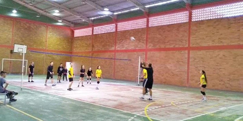 Quadra de esportes do Osvaldo Aranha recebe reforma
