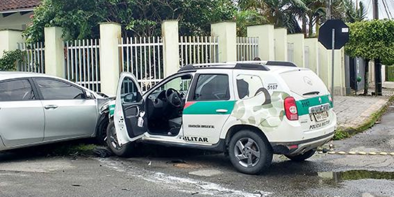 Acidente entre viatura da PM Ambiental e Corolla 