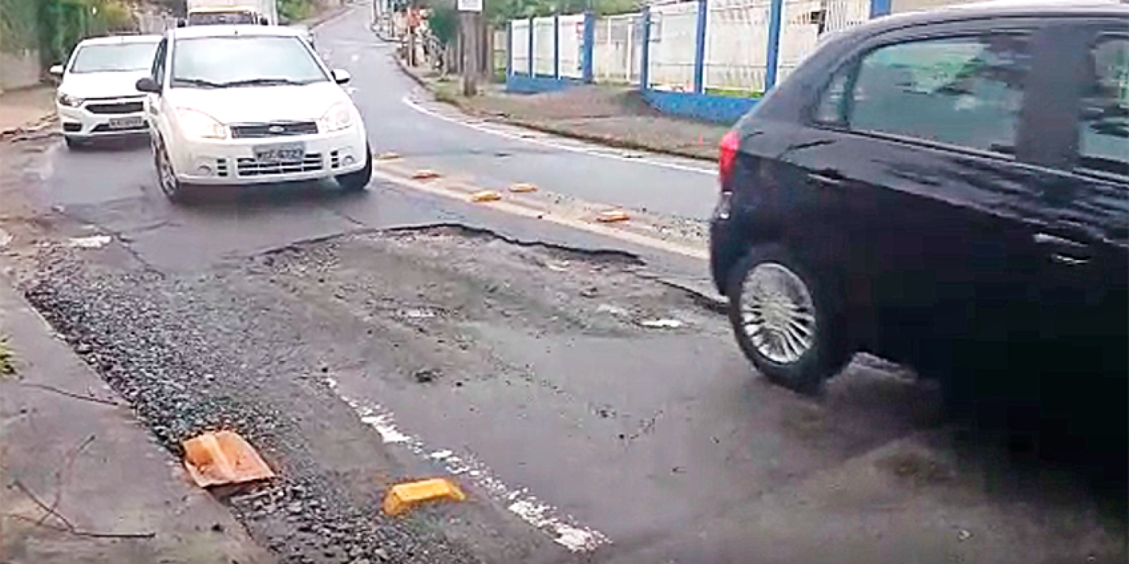 Buraco na rua Colon quase causa acidente na via