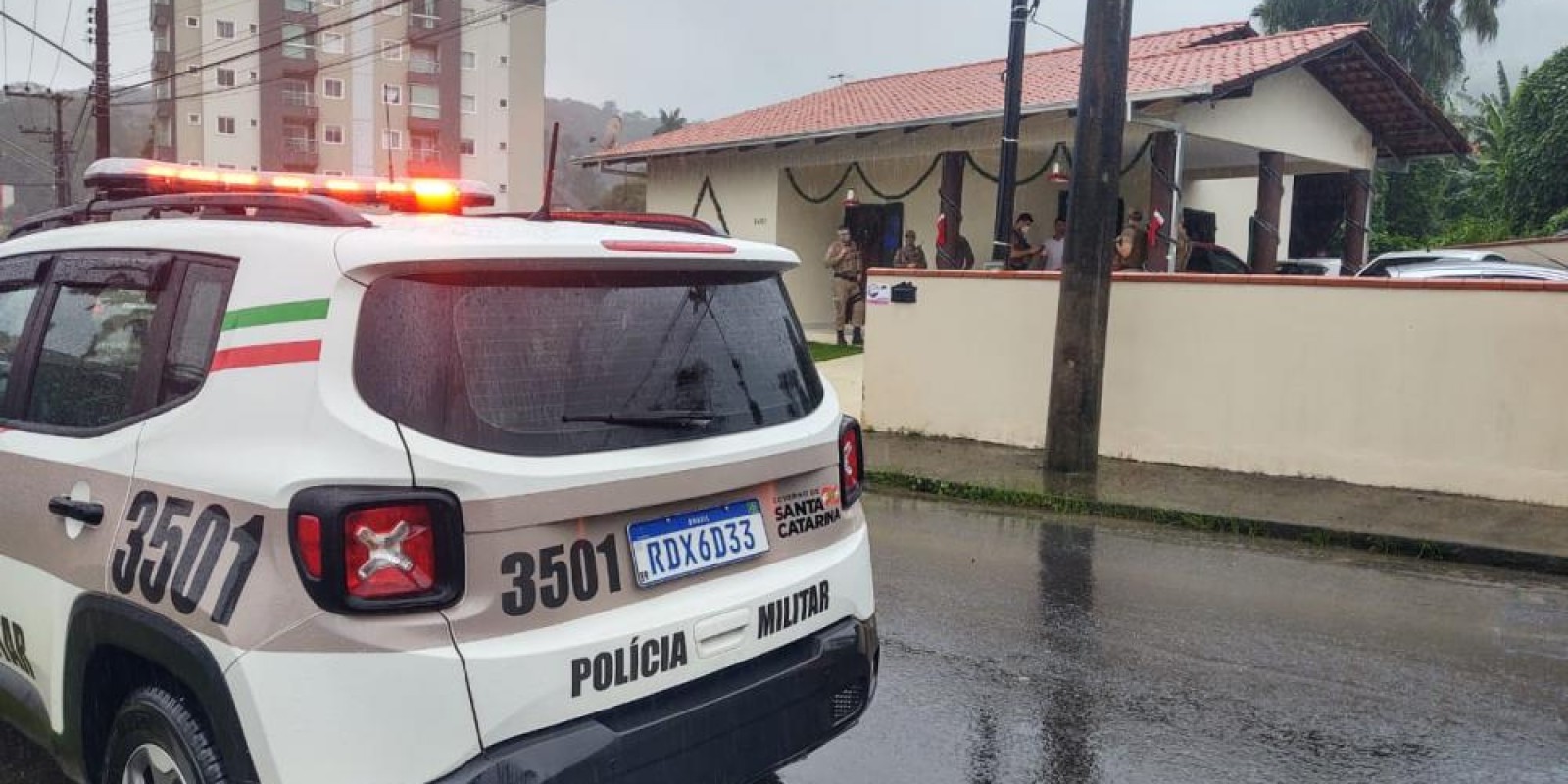 Festa e fogos de artifício acaba em caso de polícia