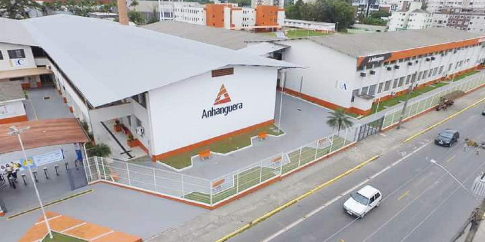 Anhanguera oferece mais de 20 serviços gratuitos em evento para a população de Joinville