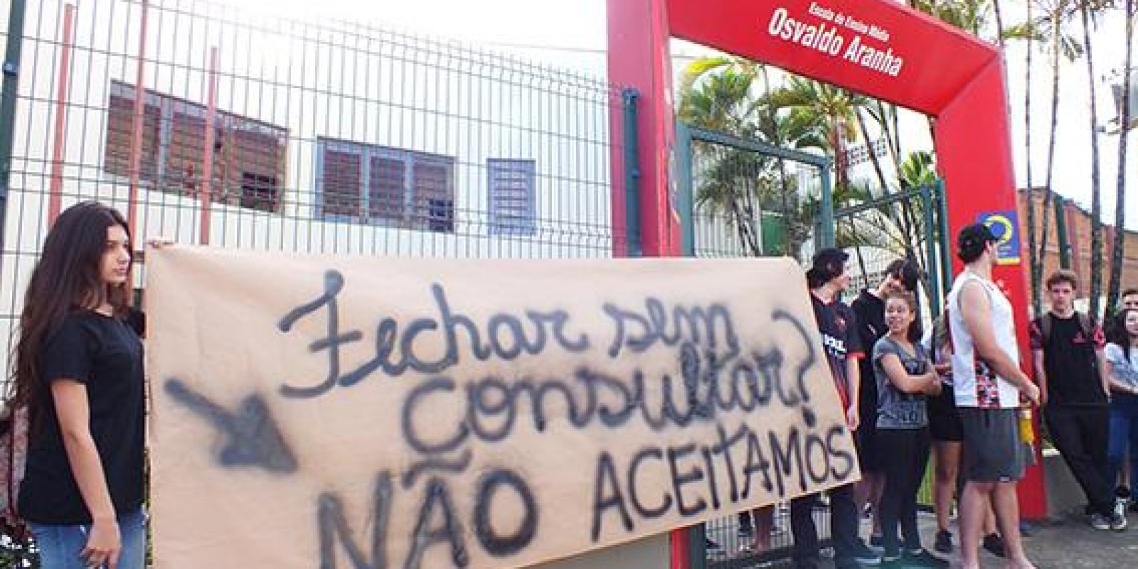 Pais e alunos realizam manifestação contra o encerramento das atividades da E.E.B Osvaldo Aranha 