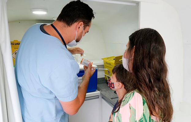 Crianças começam a ser vacinadas contra a Covid-19 em Unidade Móvel